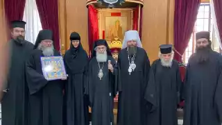 Митрополит Николай, первоиерарх РПЦЗ, в белой камилавке, в центре кадра
