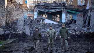 Военнослужащие возле поврежденной школы в Краматорске в Донбассе. 