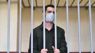 Тревор Рид стоит в клетке для подсудимых во время слушания приговора в Головинском районном суде Москвы 30 июля.
