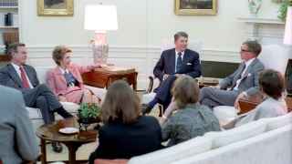 Президент Рональд Рейган и Нэнси Рейган встречаются с недавно освобожденным журналистом Николасом Данилоффом в Овальном кабинете