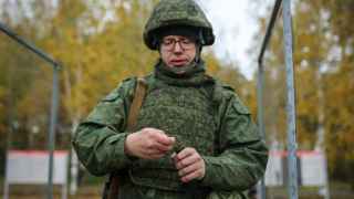 Тренировка граждан, призванных в вооруженные силы РФ в рамках частичной мобилизации на полигоне Западного военного округа
