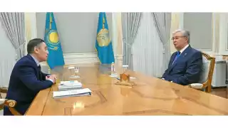 Очень хочется верить, что Касым-Жомарт Токаев (справа) сдержит обещание и не пойдет еще на один президентский срок