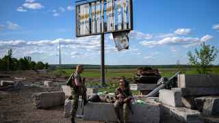 Несмотря на затишье, военнослужащие сил территориальной обороны Украины продолжают охранять позиции на севере города.