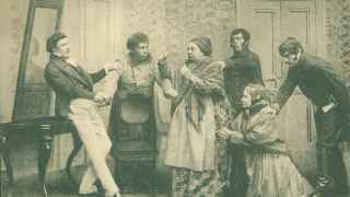 Унтер-офицерская вдова (стоит в середине) жалуется Хлестакову (слева), как ее высек городничий