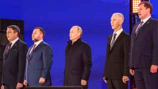 Глава Луганской Народной Республики Леонид Пасечник, глава Донецкой Народной Республики Денис Пушилин, Владимир Путин, глава Херсонской области Владимир Сальдо и глава Запорожской области Евгений Балицкий (слева направо) во время исполнения Гимна РФ