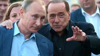 Владимир Путин был привержен европейским ценностям, прелесть которых ему показал его друг Сильвио Берлускони (справа)