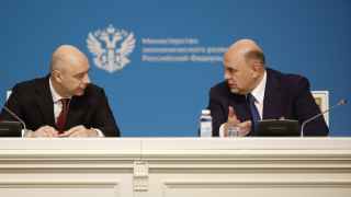 Министр финансов Антон Силуанов (слева) и председатель правительства Михаил Мишустин пытаются убедить друг друга в реалистичности бюджета