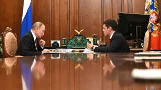 Владимир Путин с губернатором Ямало-Ненецкого АО Дмитрием Артюховым.