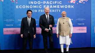 Премьер-министр Японии Фумио Кисида, президент США Джо Байден, премьер-министр Индии Нарендра Моди (слева направо) на церемонии запуска Индо-Тихоокеанской экономической программы (IPEF) в Токио.