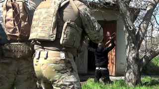 Сотрудники ФСБ задерживают гражданина Украины