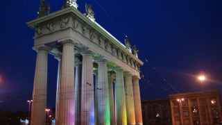 Было и такое: московская Триумфальная арка подсвеченная в цвета радужного флага