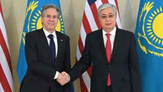 Госсекретарь США Энтони Блинкен (слева) встретился во вторник с президентом Казахстана Касым-Жомартом Токаевым