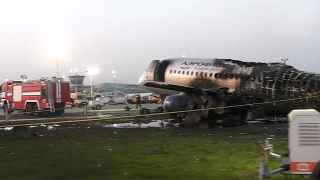 Самолет Sukhoi Superjet 100 с бортовым номером RA-89098 авиакомпании «Аэрофлот» после ликвидации возгорания в аэропорту Шереметьево