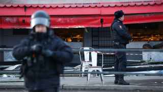 Сотрудники полиции у кафе Street food bar #1на Университетской набережной, где произошел взрыв