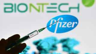 Вакцина от Pfizer и BioNTech первой поступила на рассмотрение регулирующих органов.