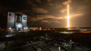 Ракета Falcon 9 взлетает в Космическом центре Кеннеди НАСА во Флориде