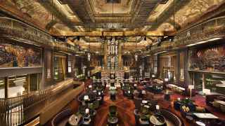 Рейтинг The World’s 50 Best Bars составляется по тем же правилам, что и The World’s 50 Best Restaurants. Жюри, куда входят профессионалы индустрии и дегустаторы, выбирает лучших тайным голосованием. В бюллетене для голосования необходимо указать семь заведений на свой выбор (три из них должны быть не из региона проживания голосующего), расположив их в порядке убывания.
Четвертое место рейтинга-2020 – бар Atlas, Сингапур
