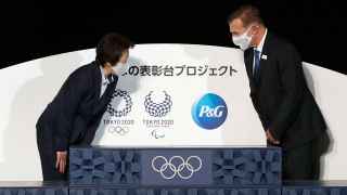 Глава оргкомитета «Токио-2020» Сэйко Хасимото и генеральный директор «Procter & Gamble Япония» Станислав Вецера