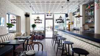 Рейтинг The World’s 50 Best Bars составляется командой британского профильного издания Restaurant Magazine (издательский дом William Reed Business Media). Они же каждый год публикуют рейтинг лучших ресторанов мира The World’s 50 Best Restaurants.
Второе место в топ-50 лучших баров мира – 2020 у прошлогоднего победителя – нью-йоркского Dante