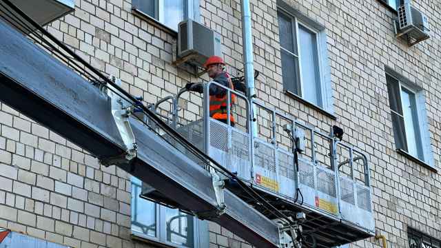 Сотрудников ЖКХ в Москве заставили круглосуточно с биноклями отслеживать беспилотники в преддверии парада Победы