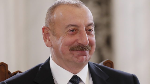 Президент Азербайджана в последний момент отказался лететь на парад к Путину