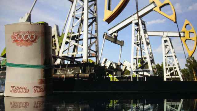Дефицит российского бюджета вырос почти на 200% из-за обвала цен на нефть