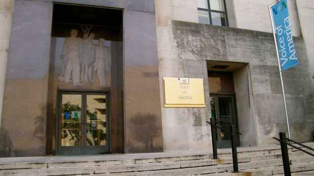 «Голос Америки» продолжит работу как ретранслятор контента протрамповского СМИ