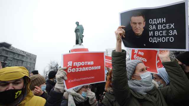 Оппозиционные политические. Консолидация оппозиции. Футболки политических оппозиционеров. Оформление политической оппозиции. Оппозиция Путина в России в 2000.